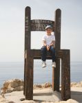 Η τεράστια καρέκλα της Τρυπητής! Φάνηκε ακόμη πιο μεγάλη όταν κάθισε πάνω της ο μικρός Γιώργος Σταυρουλάκης!