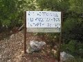 Πινακίδα που φρόντισαν να τοποθετήσουν ιδιώτες. Το κράτος απόν...