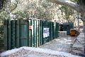 Τα δύσοσμα containers δίπλα στην παραλία του Γυαλισκαριού.